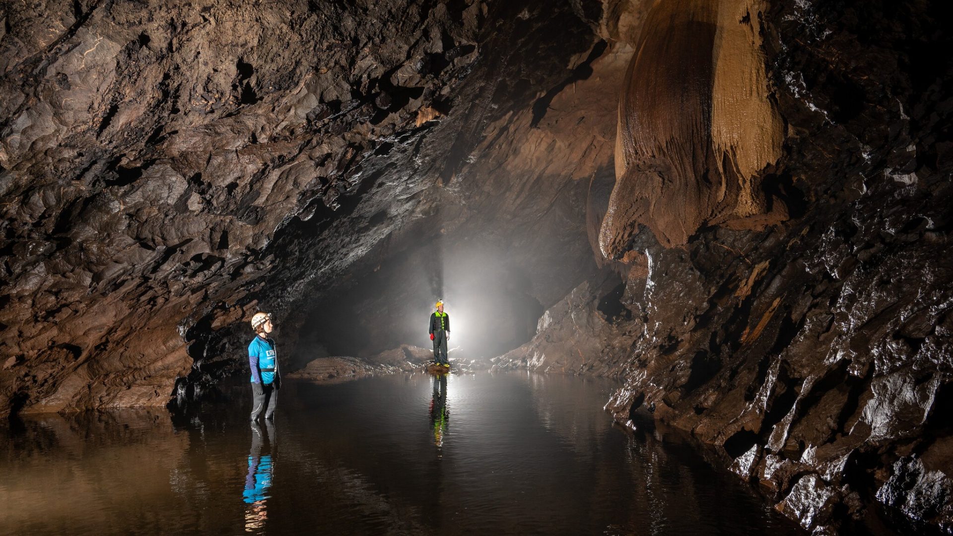 Tham Nam Lai. Streamway. (© Craig Holdstock)